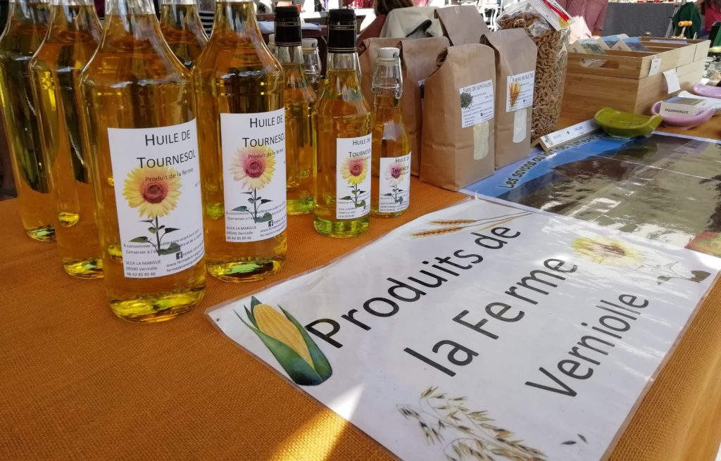 bouteilles d'huile de tournesol au marché